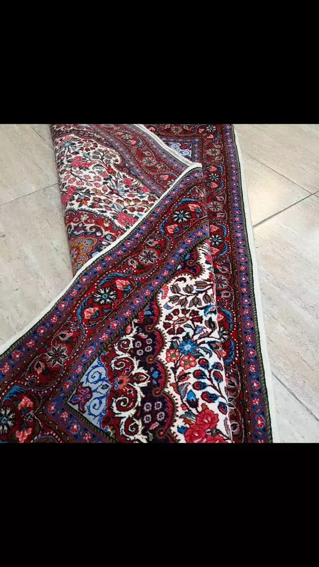 فرش دستباف، رنگ قرمز، سفید و سرمه‌ای، جنس پشم، فرش مستطیل‌شکل