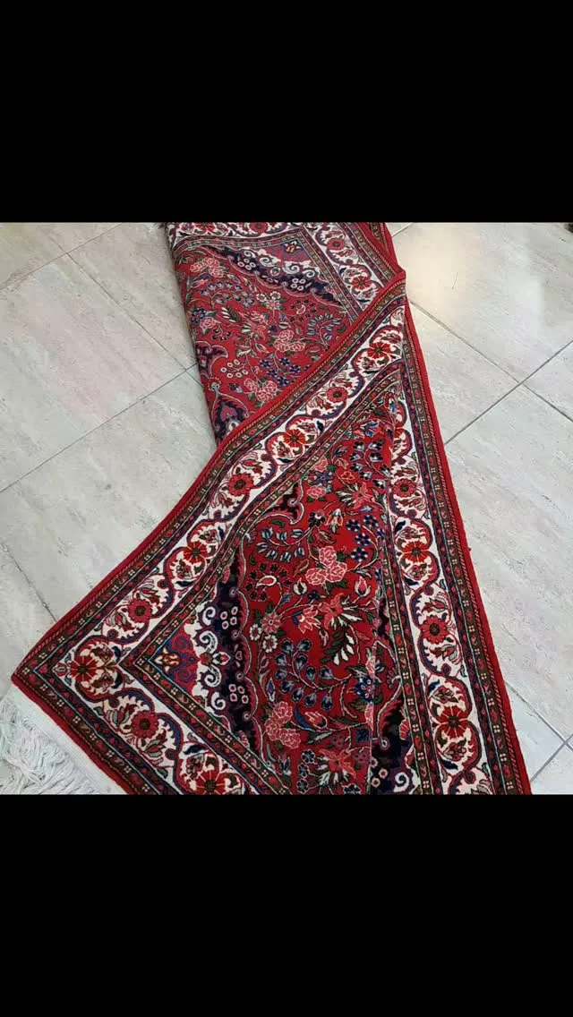 فرش دستباف، رنگ قرمز، سفید و سرمه‌ای، جنس پشم، فرش مستطیل‌شکل