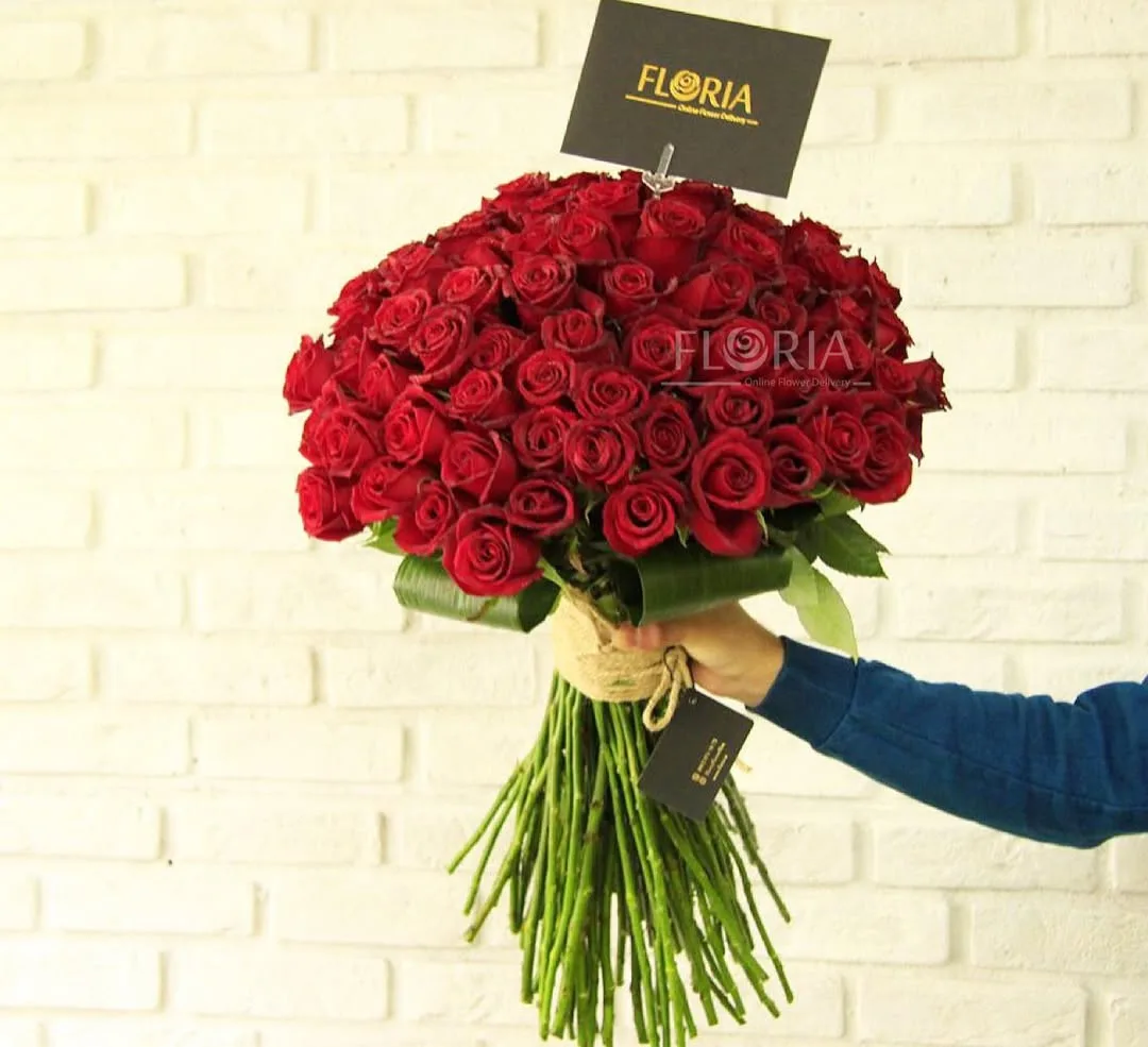 دسته گل رز کلاسیک، رنگ قرمز و سبز، گرد