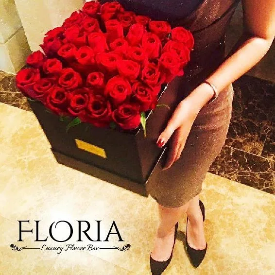 جعبه گل رز، رنگ قرمز و مشکی، جنس مقوا و گل طبیعی، مربع، باکس گل