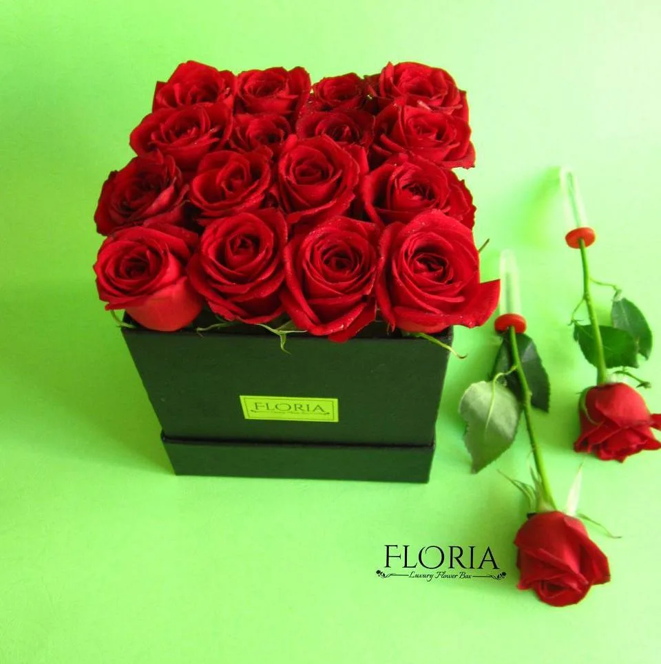 باکس گل، رنگ قرمز و مشکی، جنس گیاه و مقوا، طرح گلدار، باکس گل مربعی