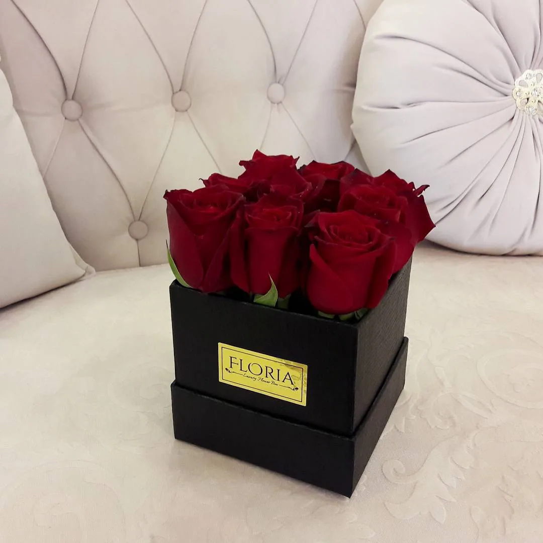 باکس گل رز، رنگ قرمز، جنس مقوا و گل طبیعی، باکس مربع با گل رز