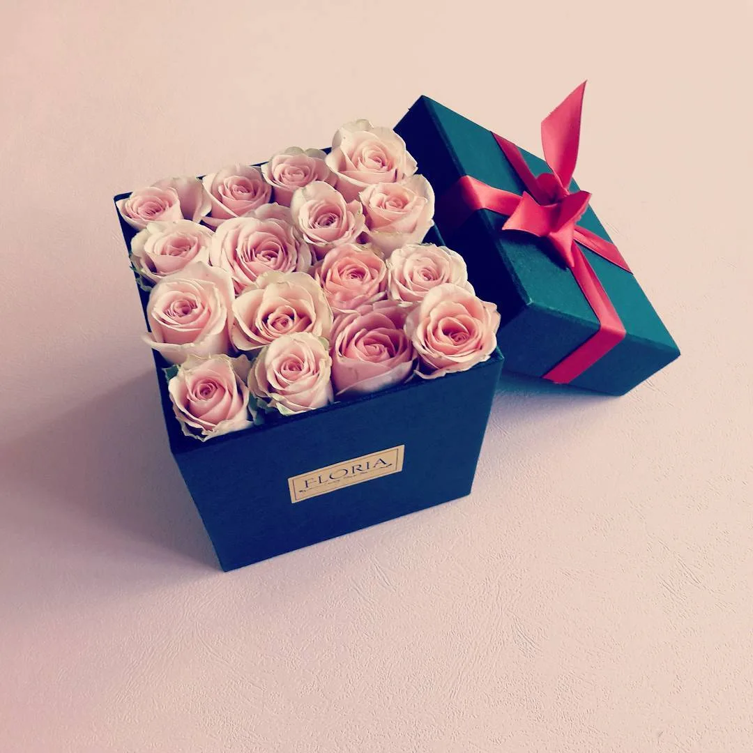 باکس گل رز، رنگ صورتی، سبز و قرمز، جنس مقوا و گل طبیعی، جعبه مربع با گل و روبان