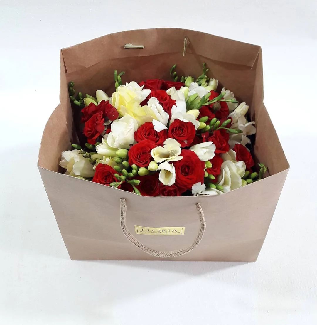 ساک دستی گل، رنگ قهوه‌ای، قرمز و سفید، جنس کاغذ و گل طبیعی، پاکت هدیه گل
