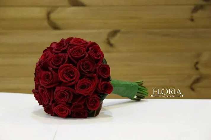 دسته گل رز، رنگ قرمز و سبز، گرد