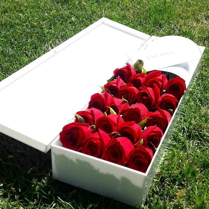 باکس گل رز، رنگ قرمز و سفید، جنس چوب و مقوا، باکس مستطیلی