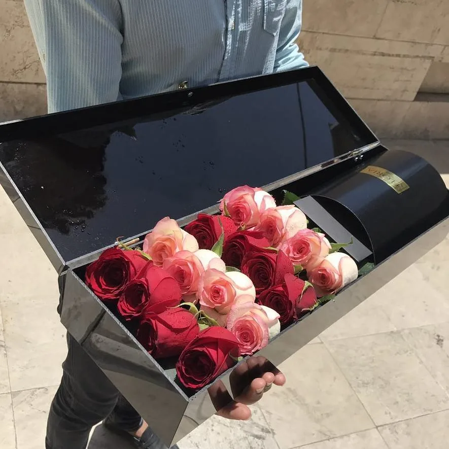 باکس گل، رنگ صورتی، سفید و قرمز، جنس مقوا و گل طبیعی، مستطیلی دردار