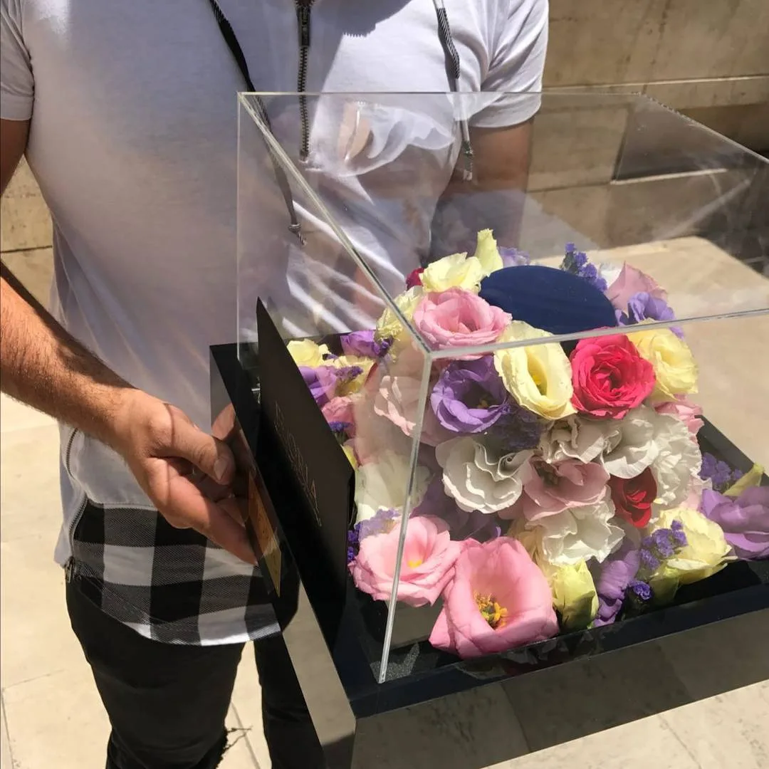 باکس گل، رنگ رنگارنگ و مشکی، جنس پلکسی، باکس مکعبی