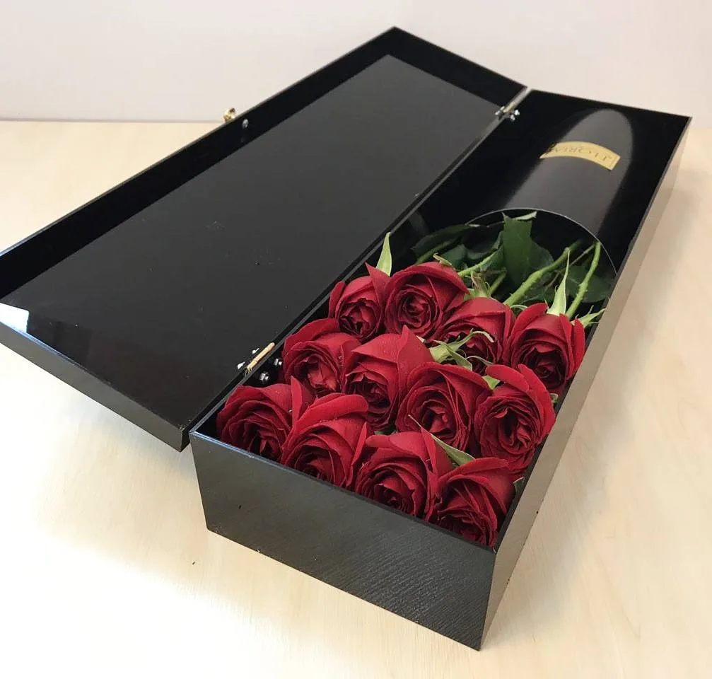 باکس گل رز، رنگ قرمز، مشکی و سبز، جعبه گل