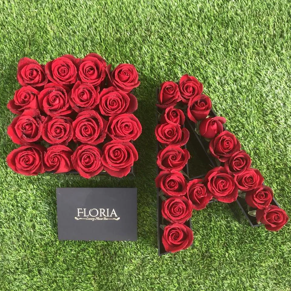 باکس گل حروف اسم، رنگ قرمز و مشکی، جنس مقوا، باکس گل به شکل حروف