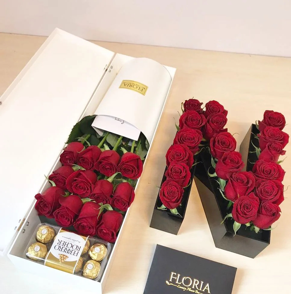 باکس گل سوئیت ۱۲ شاخه با شکلات