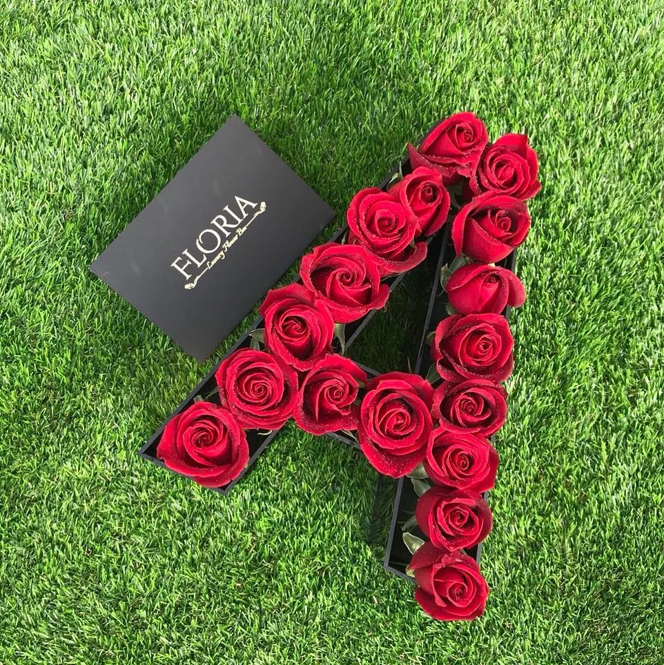 باکس گل رز، رنگ قرمز و مشکی، جنس مقوا و گل طبیعی، باکس گل طرح عدد