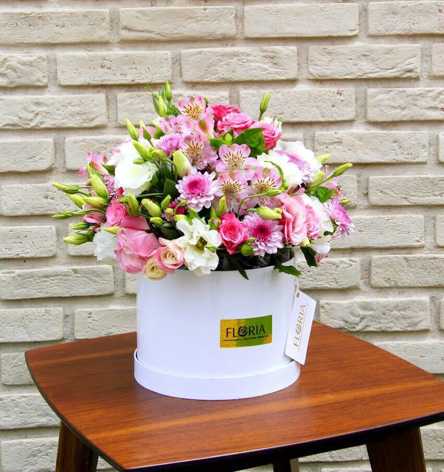 باکس گل‌های بهاری فلوریا، رنگ صورتی و سفید، جنس مقوا و گل طبیعی، استوانه‌ای
