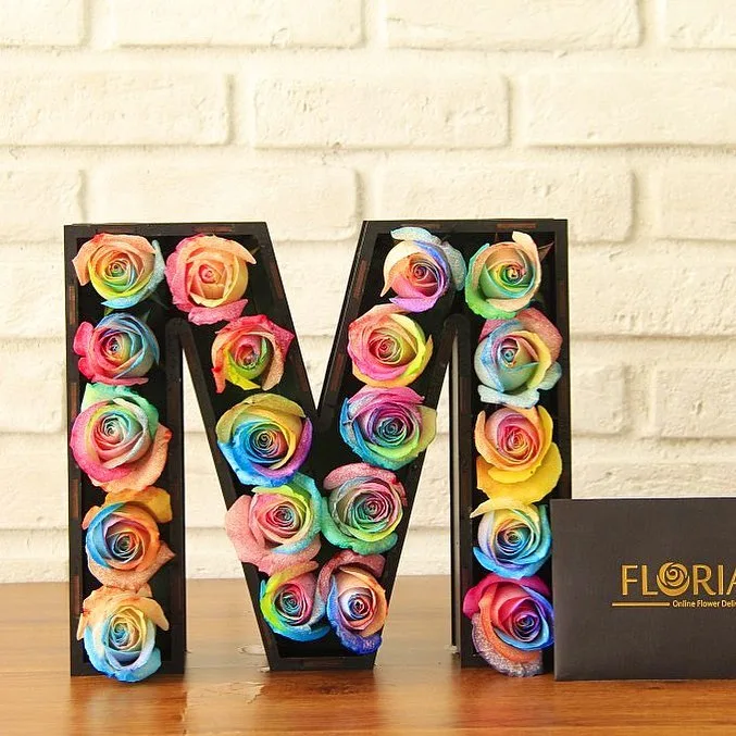 باکس گل حرف M، رنگ رنگی‌رنگی، جنس گل طبیعی و مقوا، به شکل حرف M