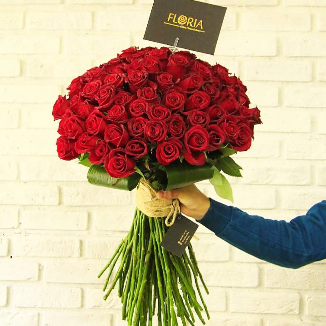 دسته گل ۸۰ شاخه رز هلندی، رنگ قرمز و سبز، دسته گل گرد