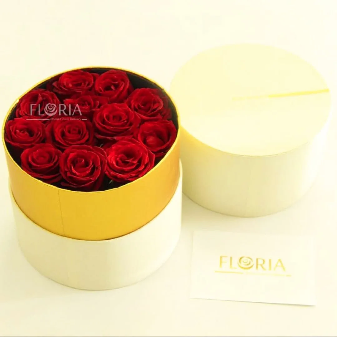باکس گل لوکس سارو با رز هلندی، رنگ قرمز، طلایی و کرم، استوانه‌ای