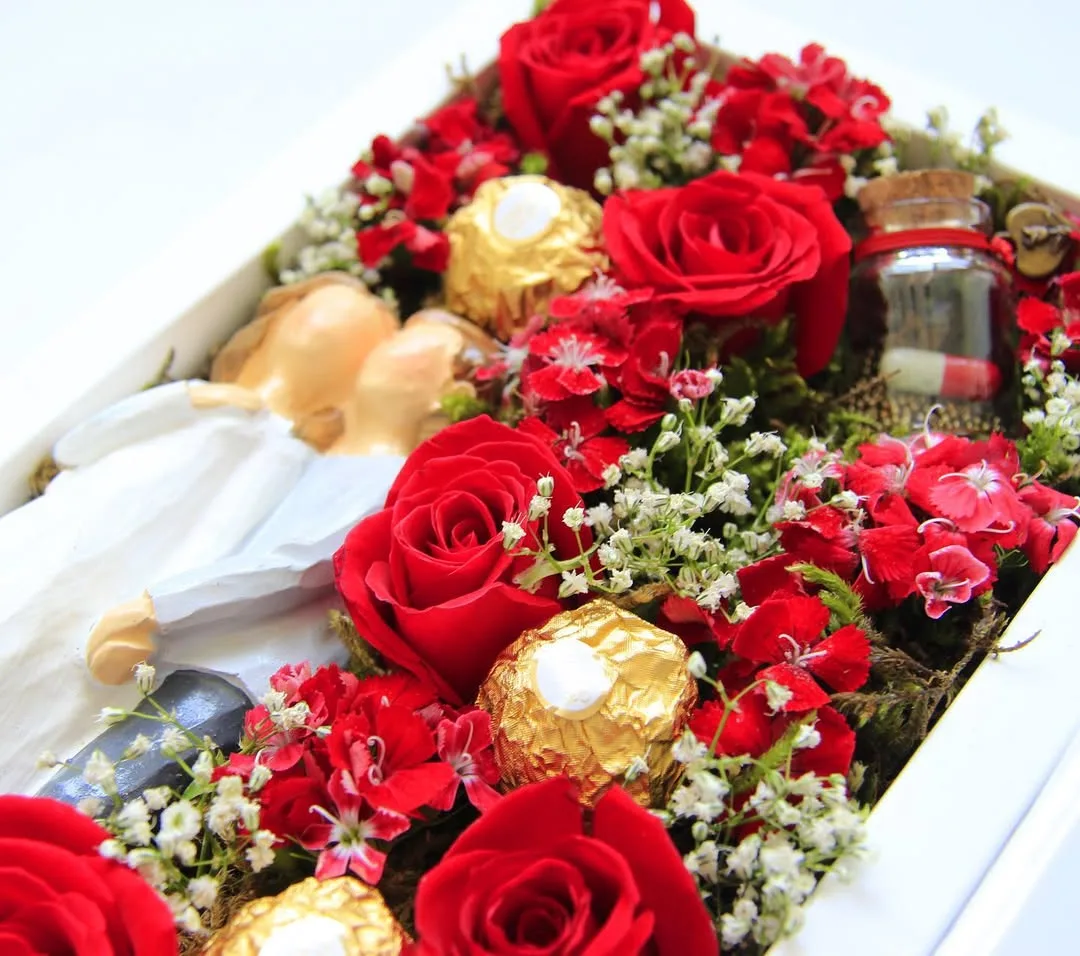 باکس گل و شکلات، رنگ قرمز، طلایی و سفید، باکس هدیه
