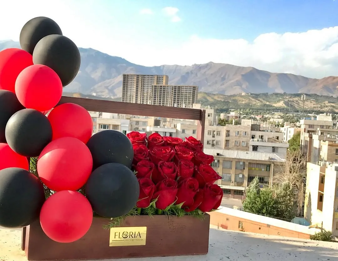 باکس گل توتیا فلوریا، رنگ قرمز و مشکی، مستطیلی با بادکنک