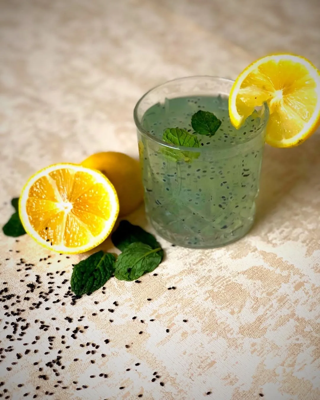 نوشیدنی لیمو و بذر ریحان، رنگ سبز کمرنگ، جنس شیشه، لیوان