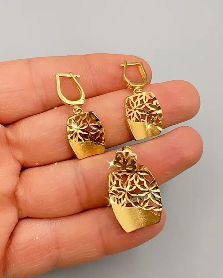 ست آویز و گوشواره شرکتی اسکان، رنگ طلایی، جنس طلا، طرح گلدار، طرح هندسی