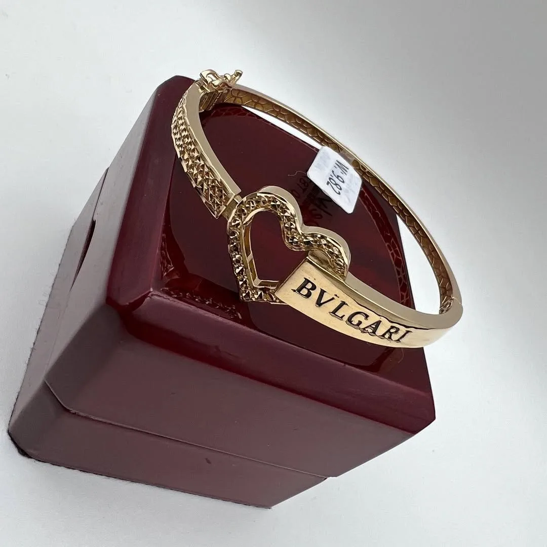 دستبند النگویی بولگاری Bvlgari، رنگ طلایی، جنس فلز، دستبند سخت، مدل قلبی