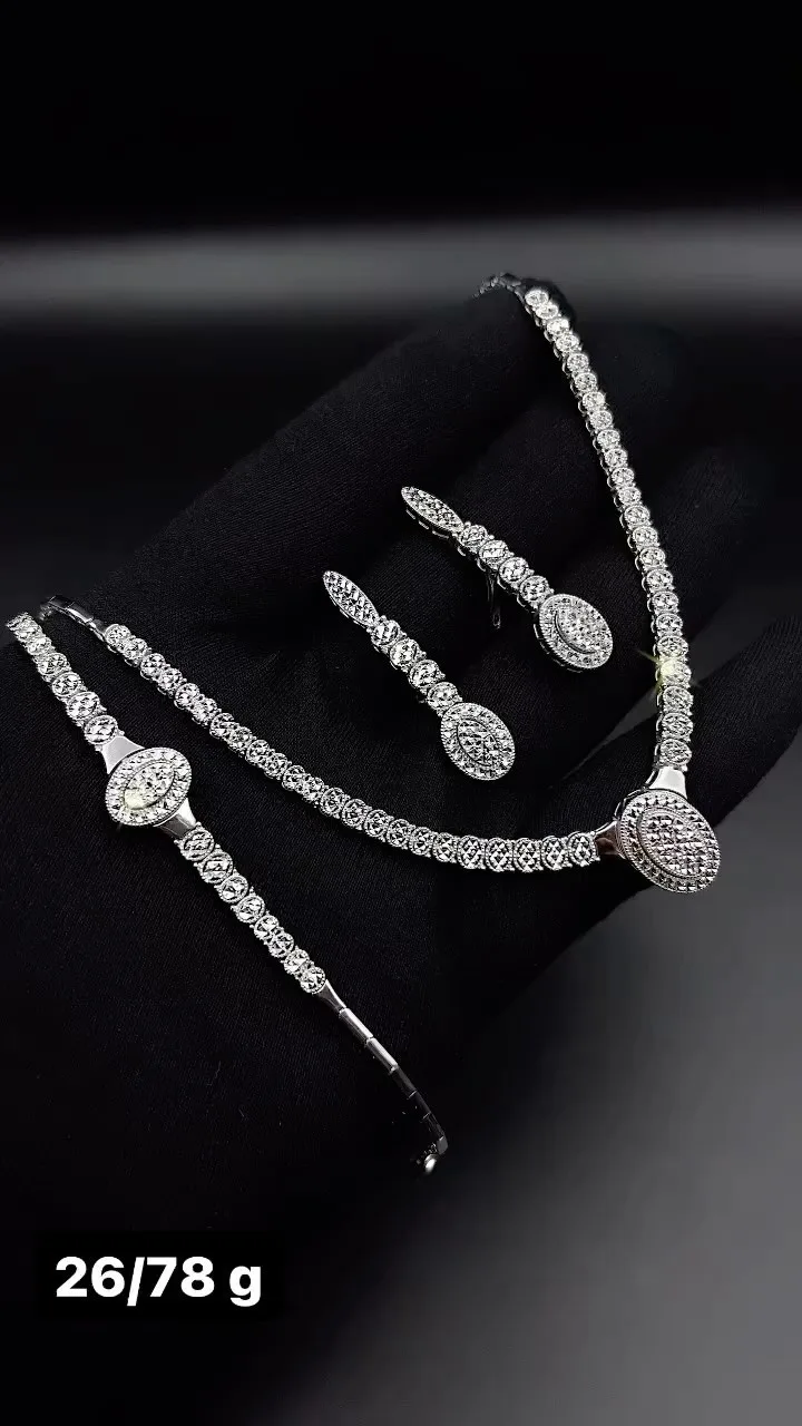 سرویس طلا، رنگ نقره‌ای، گردنبند، دستبند و گوشواره نگین‌دار با پلاک بیضی