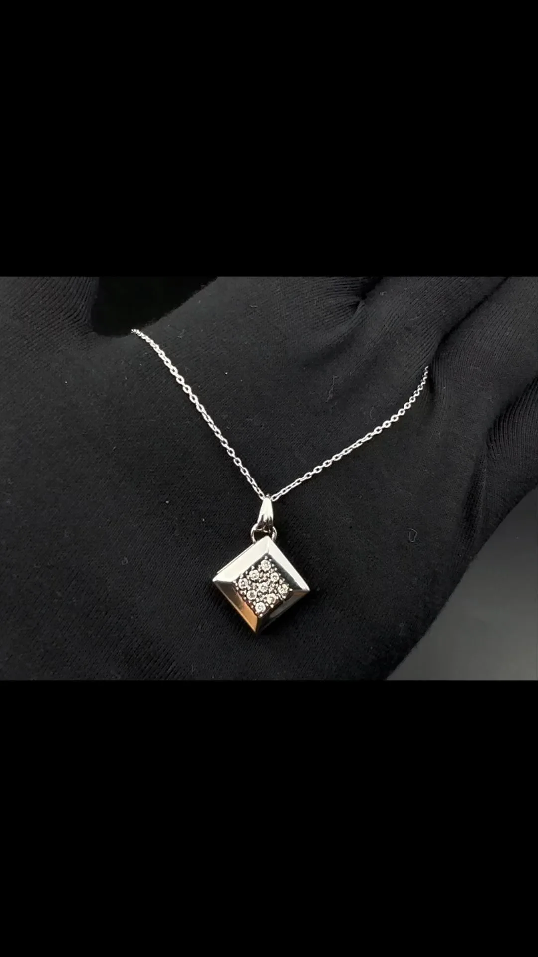آویز جواهر دست دوم با زنجیر