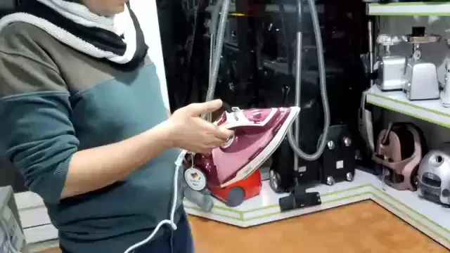 اتو بخار فکیر فورته، رنگ زرشکی، جنس پلاستیک و فلز، ایستاده