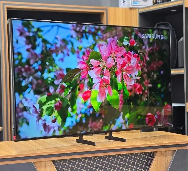 تلویزیون 4K مدل DU7000 سامسونگ، رنگ مشکی، جنس پلاستیک، صفحه تخت با پایه‌