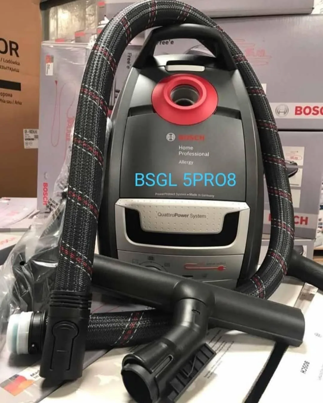 جاروبرقی مدل BSGL5PRO8 بوش، رنگ خاکستری و قرمز، جنس پلاستیک، کیسه‌ای با لوله خرطومی