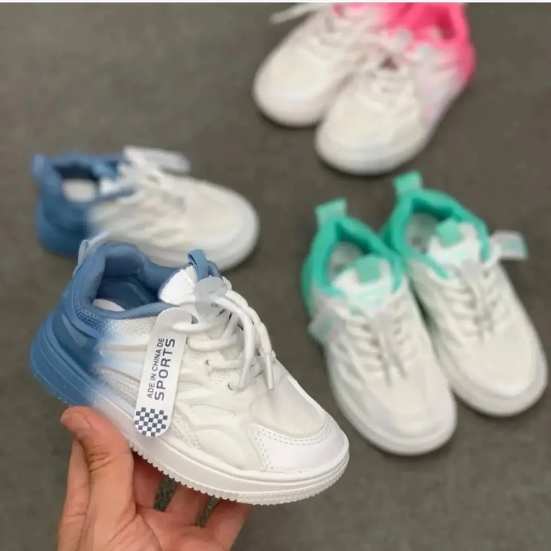 کفش کتانی بچگانه — رنگ آبی — نمای در‌دست — بنددار — عکس ۶