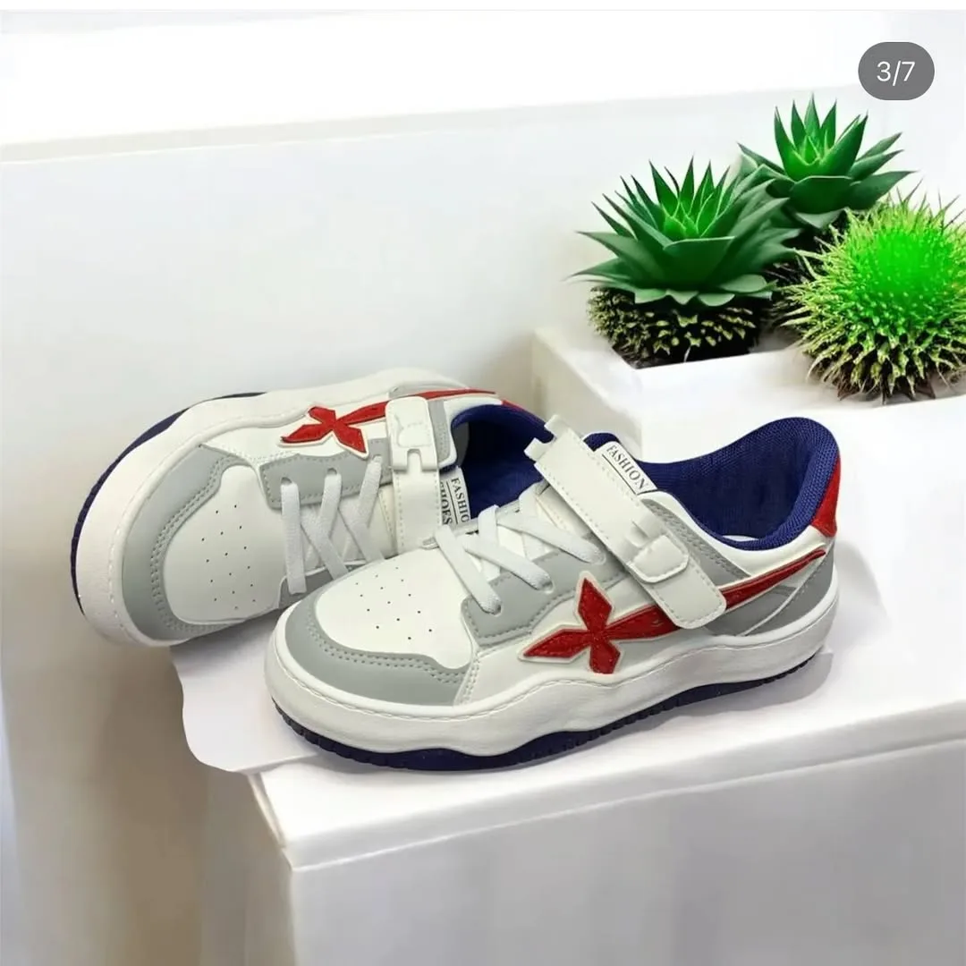 کفش کتانی بچگانه — رنگ سفید — نمای چندکالا — بست چسبی — عکس ۳