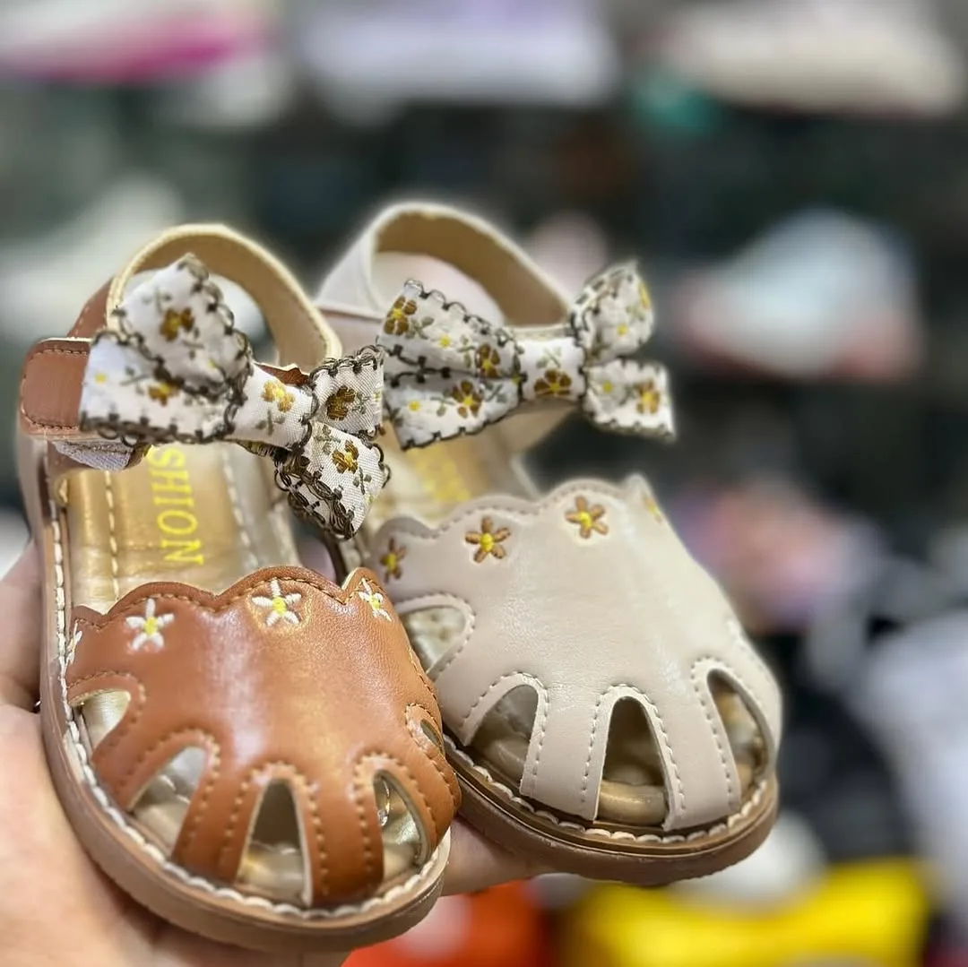 صندل — رنگ قهوه‌ای و کرم — نمای کامل — پاپیون گل‌دار — عکس ۲