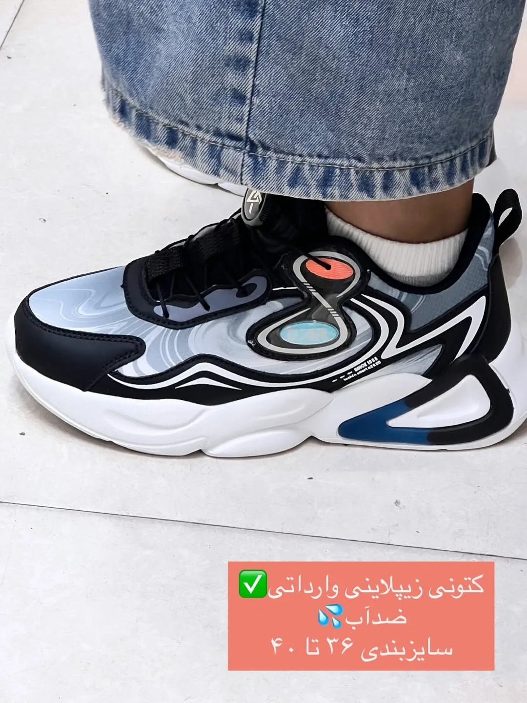 کفش کتانی مدرسه — رنگ مشکی — نمای روی‌تن — بند زیپی — عکس ۳