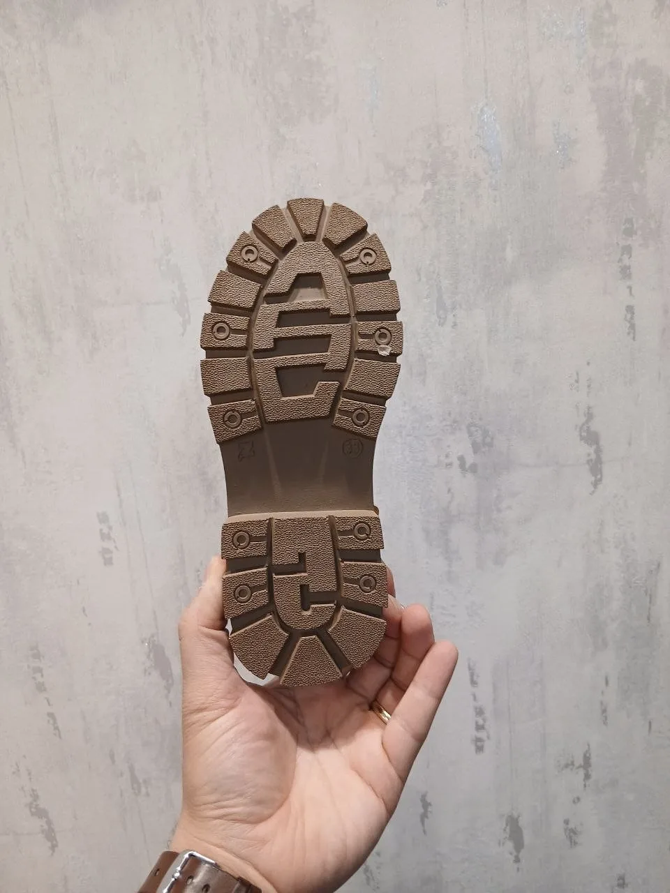 بوت — رنگ خاکی — نمای جزئیات — لژ — عکس ۵