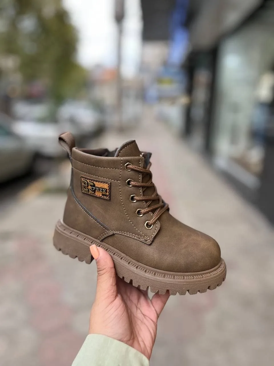 بوت بچگانه وارداتی — رنگ قهوه‌ای — نمای در‌دست — بند دار — عکس ۴
