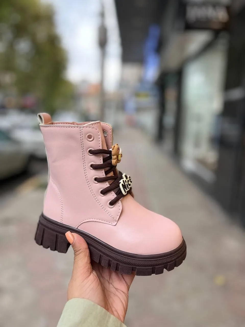 بوت بچگانه — رنگ صورتی — نمای در‌دست — بند کفش — عکس ۴