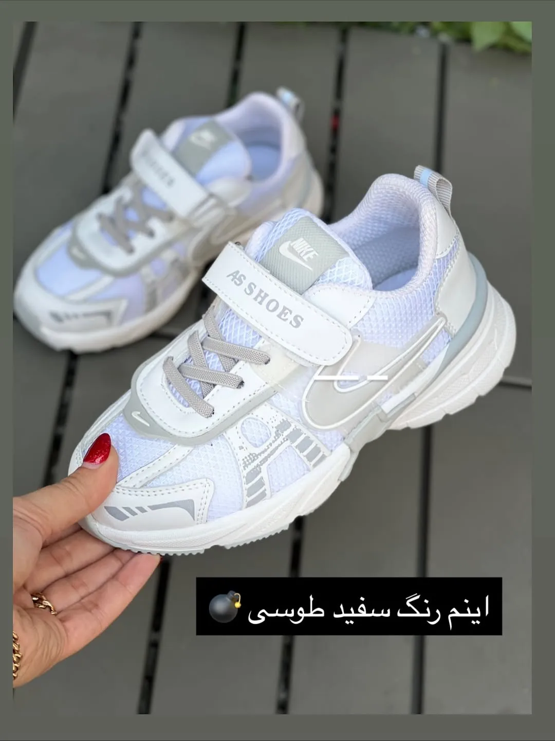 کفش کتانی بچگانه — رنگ طوسی — نمای در‌دست — بند کشی — عکس ۲