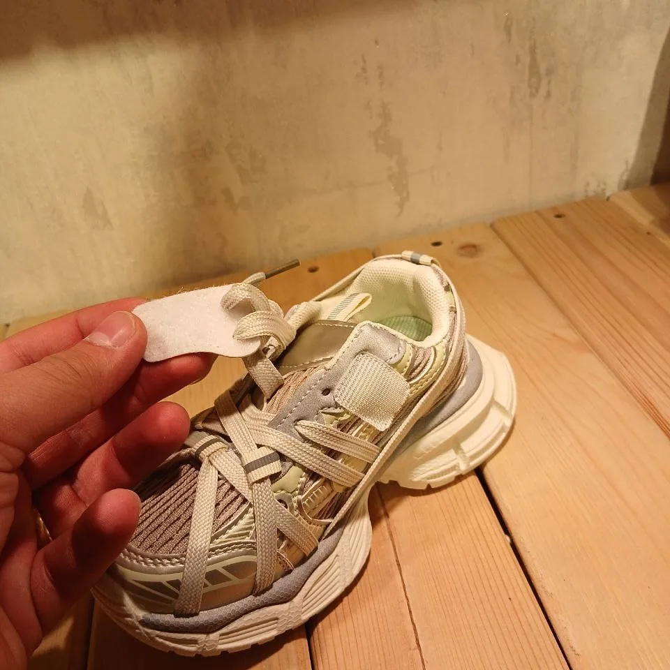 کفش کتانی بچگانه — رنگ کرم — نمای در‌دست — عکس ۶