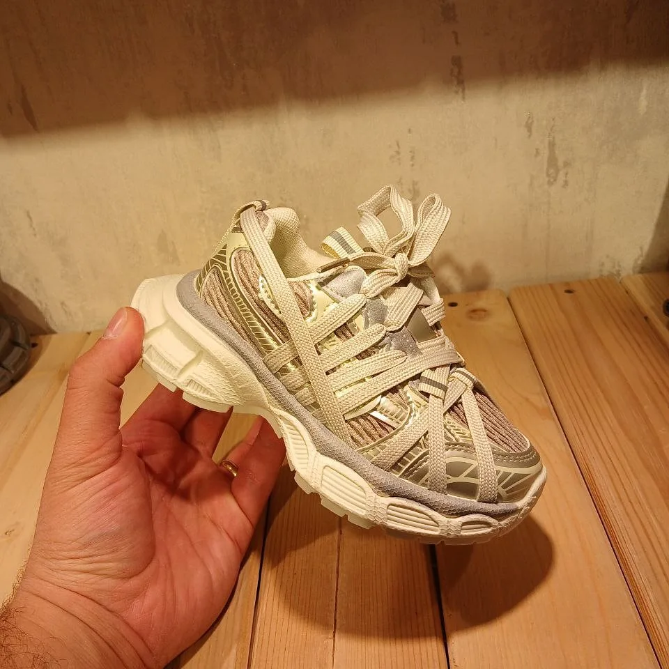 کفش کتانی بچگانه — رنگ کرم — نمای در‌دست — عکس ۹
