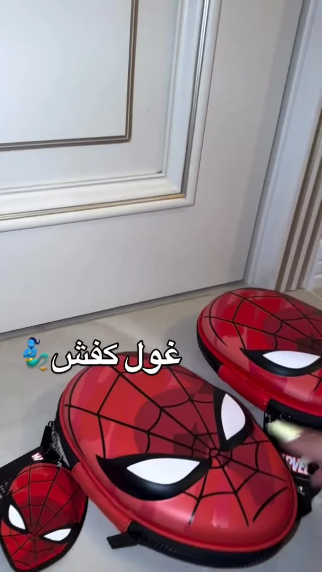 کیف دوشی بچگانه، رنگ قرمز و مشکی، جنس چرم مصنوعی، طرح شخصیت کارتونی، گردِ بنددار