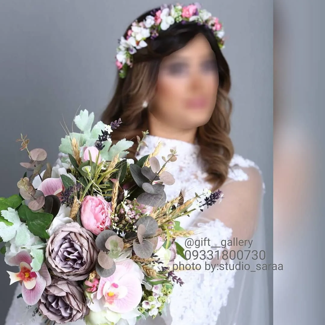 دسته گل عروس، رنگ صورتی، سفید و سبز، جنس پارچه و پلاستیک، طرح گلدار، گرد و متراکم