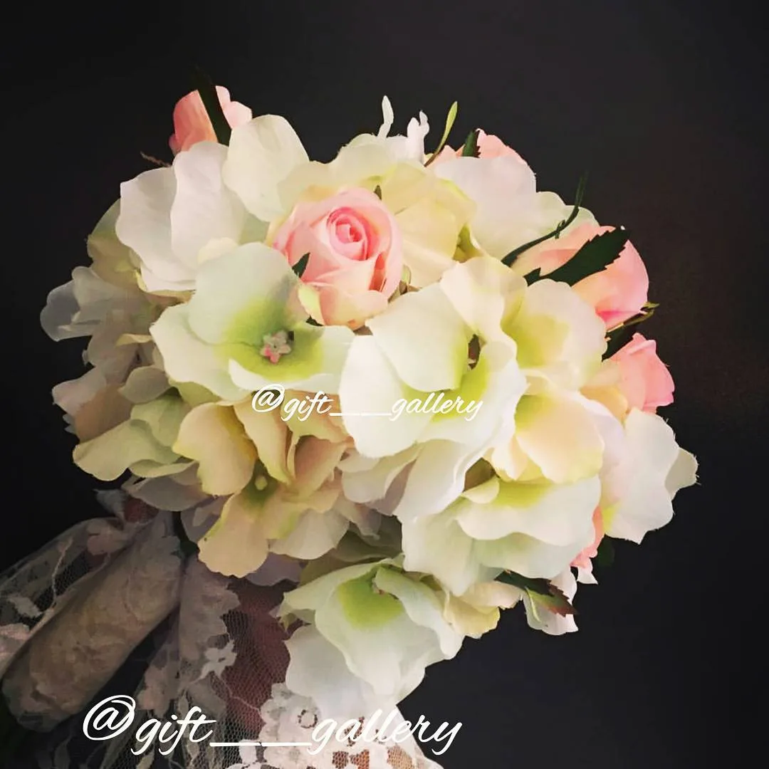 دسته گل ترکیبی عروس، رنگ سفید، صورتی و سبز، جنس پارچه و تور، طرح گل‌رز، گرد کوچک
