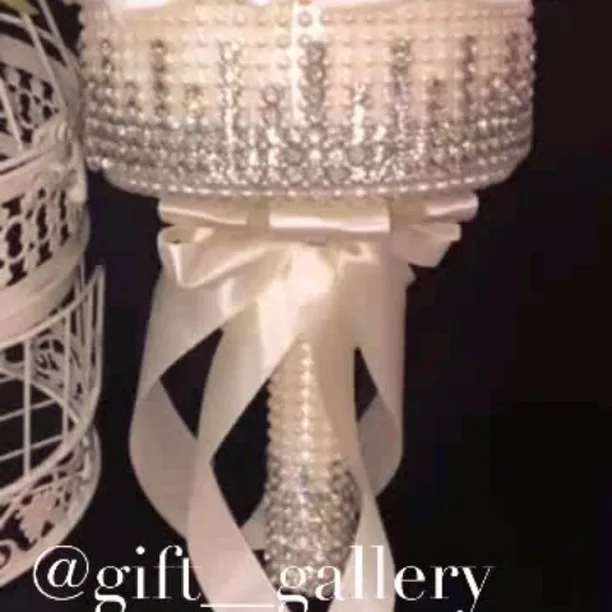 دسته گل عروس، رنگ سفید، جنس ساتن و فلز، طرح گلدوزی، استوانه‌ای