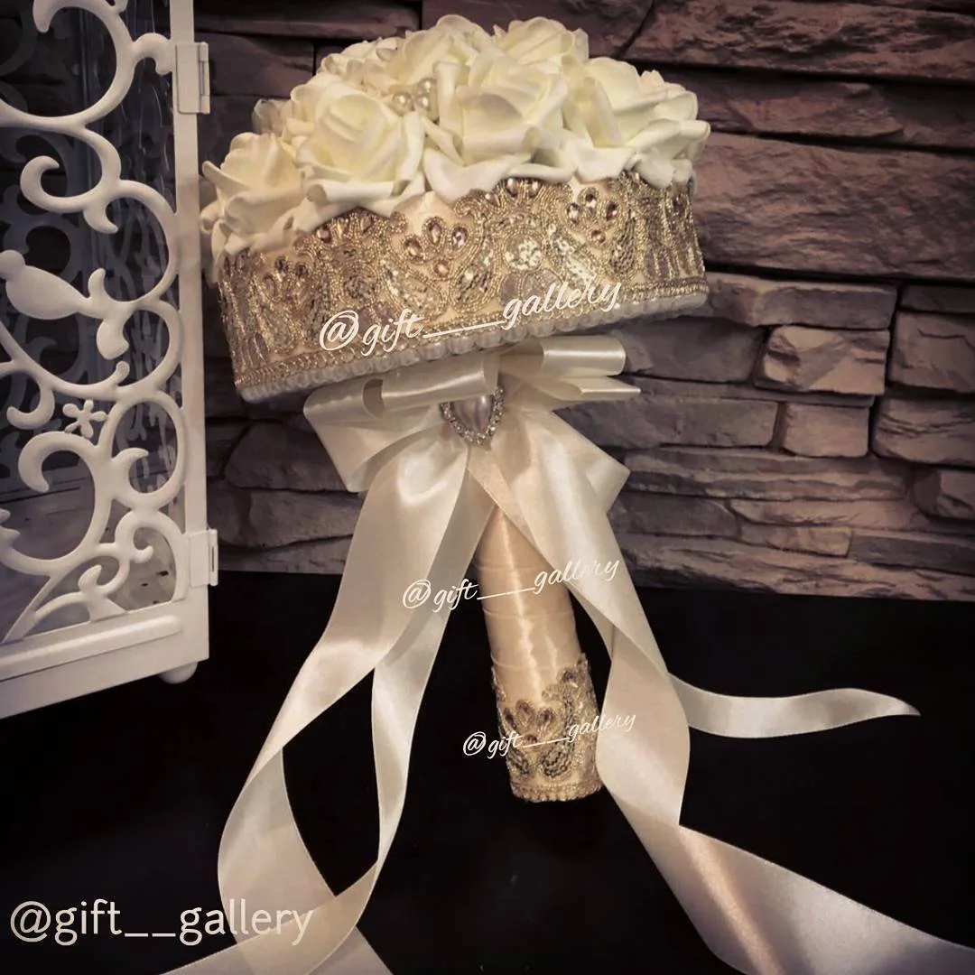 دسته گل عروس، رنگ سفید و کرم، جنس ساتن و پارچه، طرح گلدوزی، استوانه‌ای با روبان