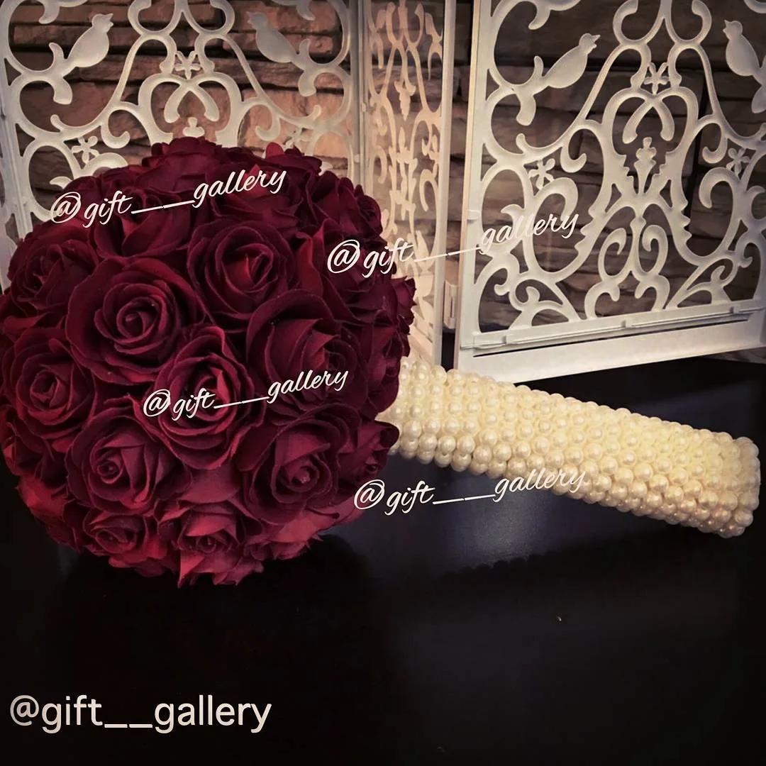 دسته گل رز مصنوعی، رنگ قرمز تیره و سفید، جنس پارچه و مروارید، دسته‌گل گرد رز
