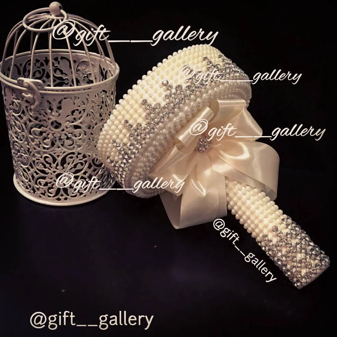 دسته گل عروس با پایه، رنگ سفید، جنس مروارید و ساتن، دستهگل گرد مرواریدی