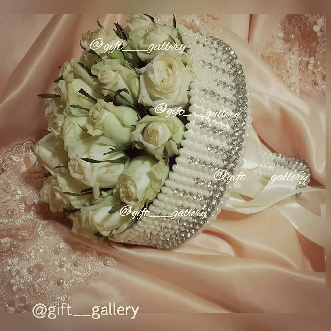 پایه دسته گل طبیعی، رنگ سفید و کرم، جنس پارچه و پلاستیک، دستهگل عروس مرواریددوزی