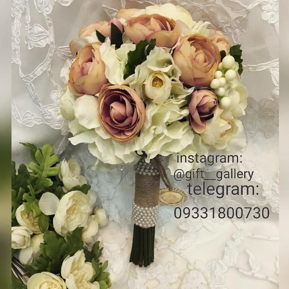 دسته گل نسترن مصنوعی با قاب اسم، رنگ کرم، صورتی و سفید، جنس پارچه، گرد، دسته مرواریددار