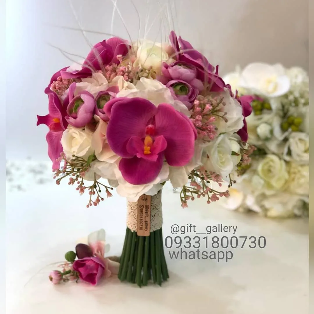 دسته گل عروس و گل سینه، رنگ سرخابی، سفید و صورتی، جنس پارچه‌ای، طرح گلدار، دسته‌گل گرد کوچک
